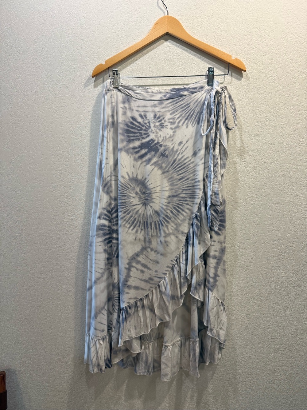 Blue Island Tie-Dye Flowy Faux Wrap Midi Skirt in Grey and White Rayon